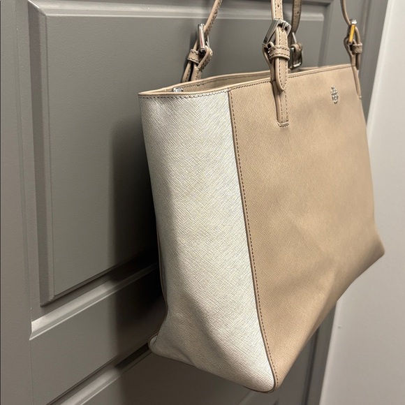 Tory Burch 'York' Buckle Tote Bag made of Saffiano leather Color: Gray & Silver - Picture 4 of 12